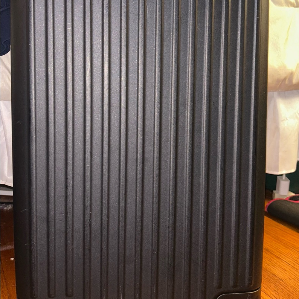 Ribbed Black Travel Suitcase